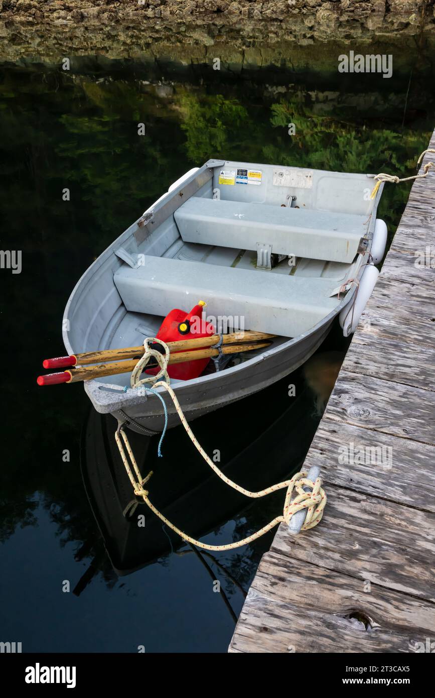 Ruderboot in der Moresby Explorers Floating Lodge im Gwaii Haanas National Park Reserve, Haida Gwaii, British Columbia, Kanada [keine Freigabe des Eigentums; editori Stockfoto