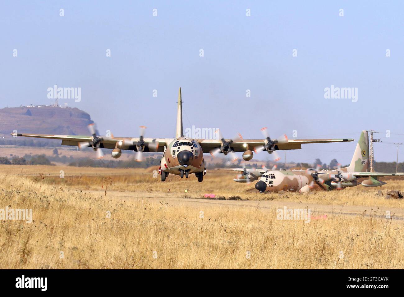 Eine israelische Luftwaffe C-130 Karnaf startet von einer temporären Schotterbahn. Stockfoto