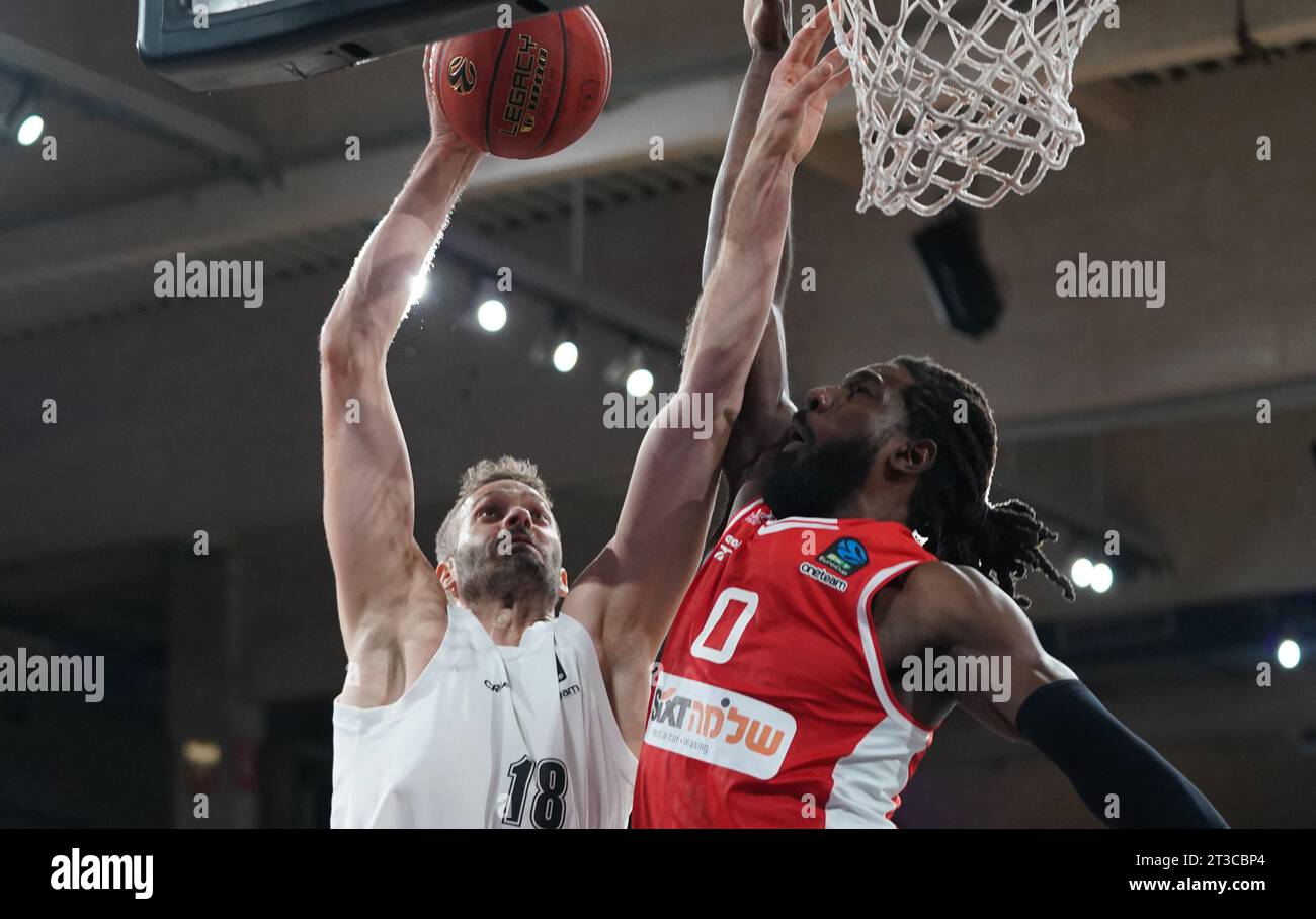 Hamburg, Deutschland. Oktober 2023. Basketball: Eurocup, Vorrunde, Gruppe A, Spieltag 4, Hamburg Towers - Hapoel Tel Aviv, in der Arena edel-optics.de. Hamburgs Jonas Wohlfarth-Bottermann (l) und John Holland von Hapoel Tel Aviv kämpfen um den Ball. Quelle: Marcus Brandt/dpa/Alamy Live News Stockfoto