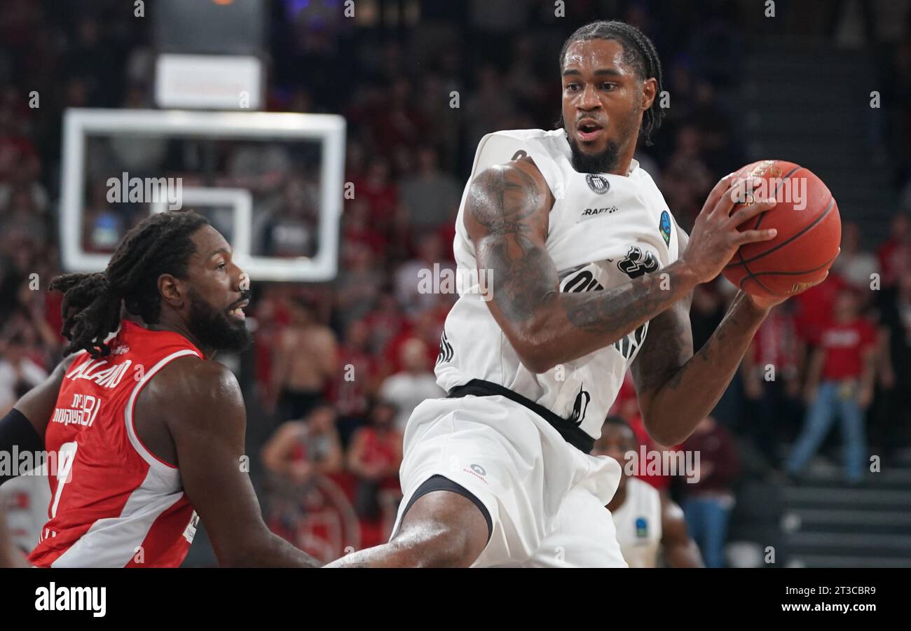 Hamburg, Deutschland. Oktober 2023. Basketball: Eurocup, Vorrunde, Gruppe A, Spieltag 4, Hamburg Towers - Hapoel Tel Aviv, edel-optics.de Arena. Hamburgs Vincent King (r) und John Holland von Hapoel Tel Aviv kämpfen um den Ball. Quelle: Marcus Brandt/dpa/Alamy Live News Stockfoto