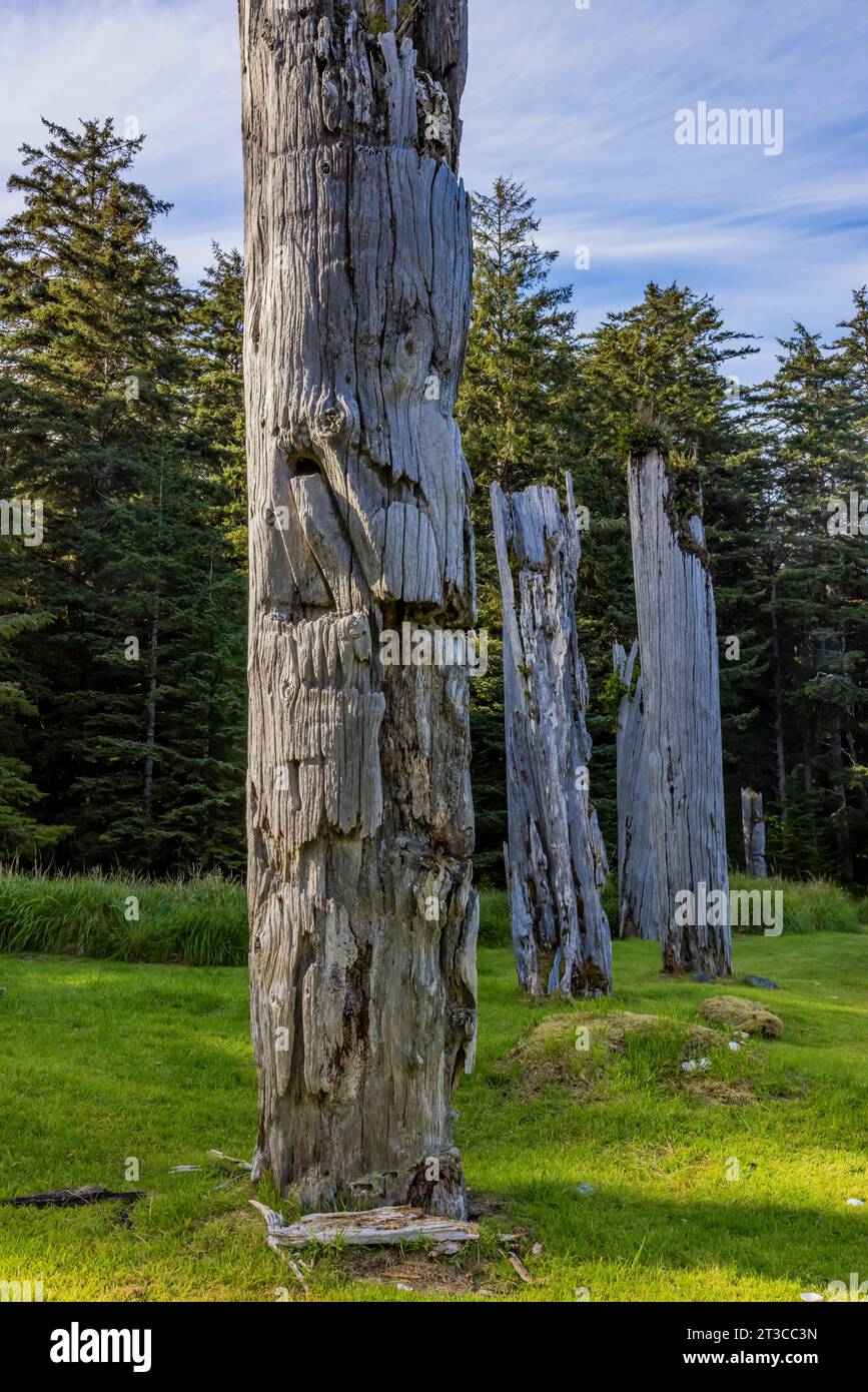 Totempfähle im UNESCO-Weltkulturerbe Sgang Gwaay Llnagaay, einem alten Dorf im Gwaii Haanas National Park Reserve, Haida Gwaii, British Co Stockfoto