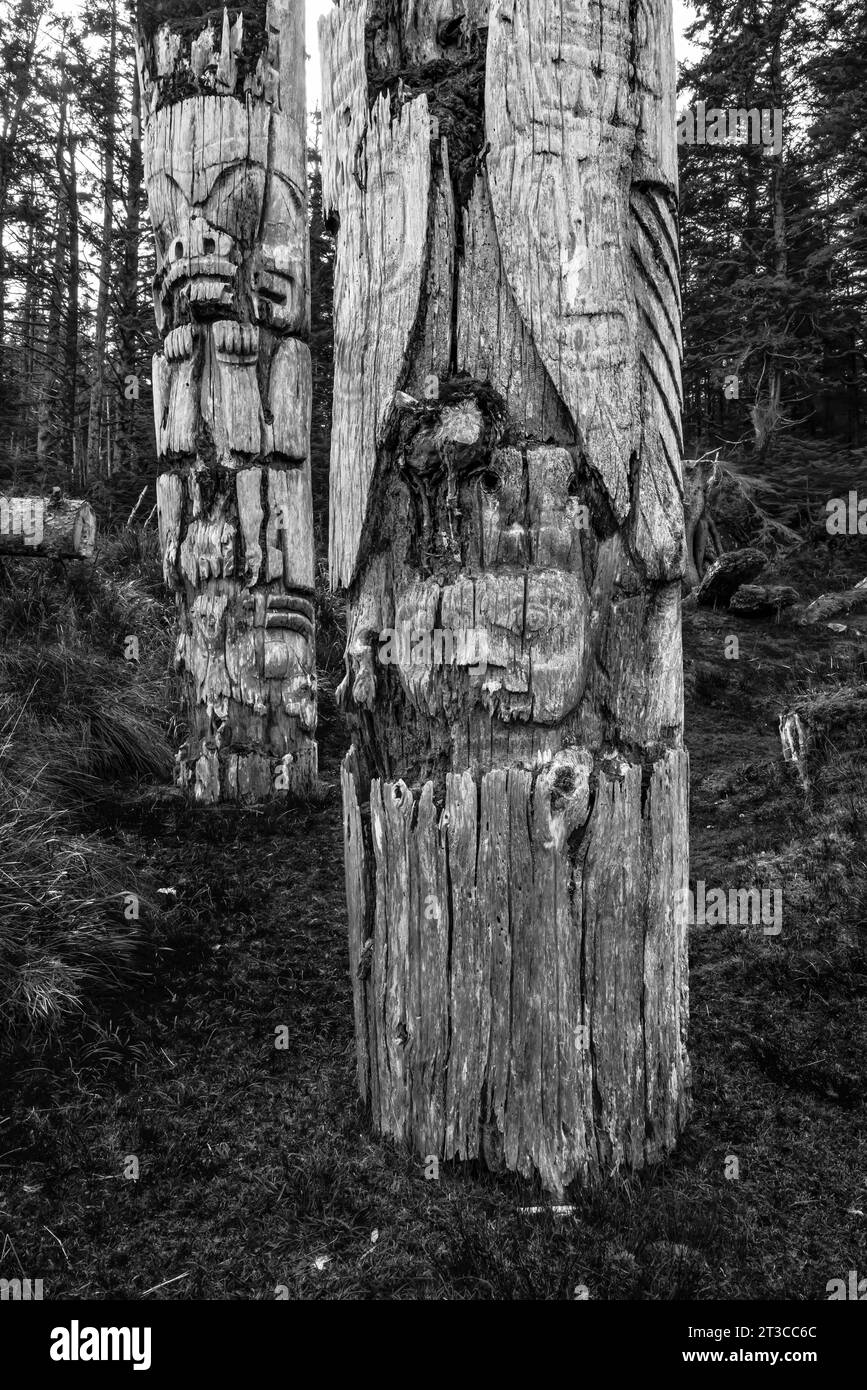 Totempfähle im UNESCO-Weltkulturerbe Sgang Gwaay Llnagaay, einem alten Dorf im Gwaii Haanas National Park Reserve, Haida Gwaii, British Co Stockfoto