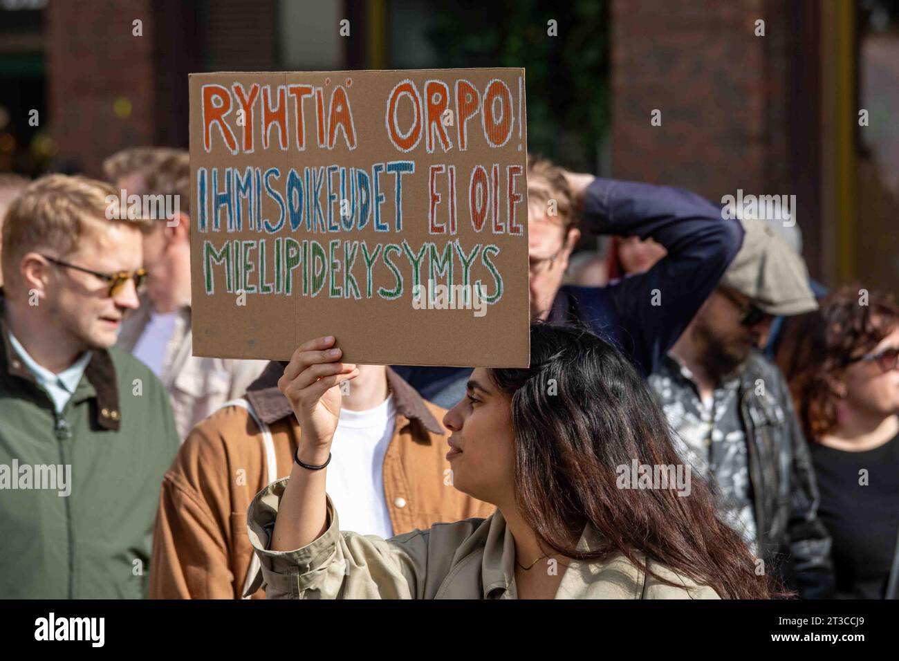 Ryhtiä Orpo! Demonstrant mit einem Pappschild auf mich emme Vaikene! Anti-Rassismus-Demonstration in Helsinki, Finnland. Stockfoto