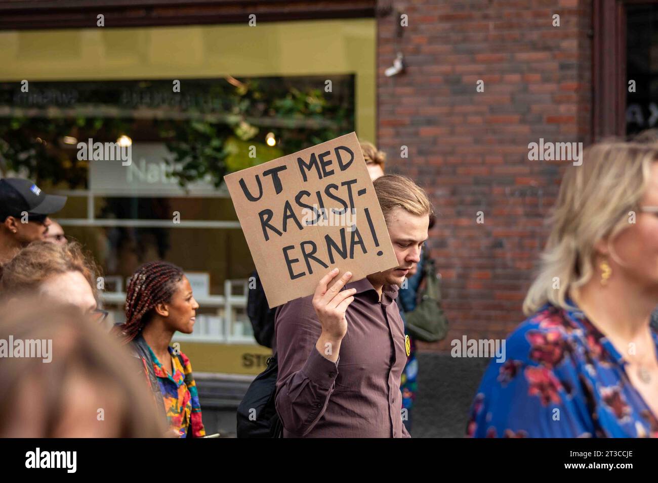 UT med Rasisterna! Ein Demonstrant hält ein handgefertigtes Pappschild auf mich, emme vaikene! Anti-Rassismus-Demonstration in Helsinki, Finnland. Stockfoto