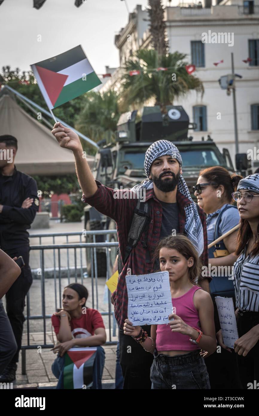 Mann mit palästinensischer Flagge bei der Protestkundgebung gegen Palästina in Tunis nach der Krankenhausexplosion im Gazastreifen. Stockfoto