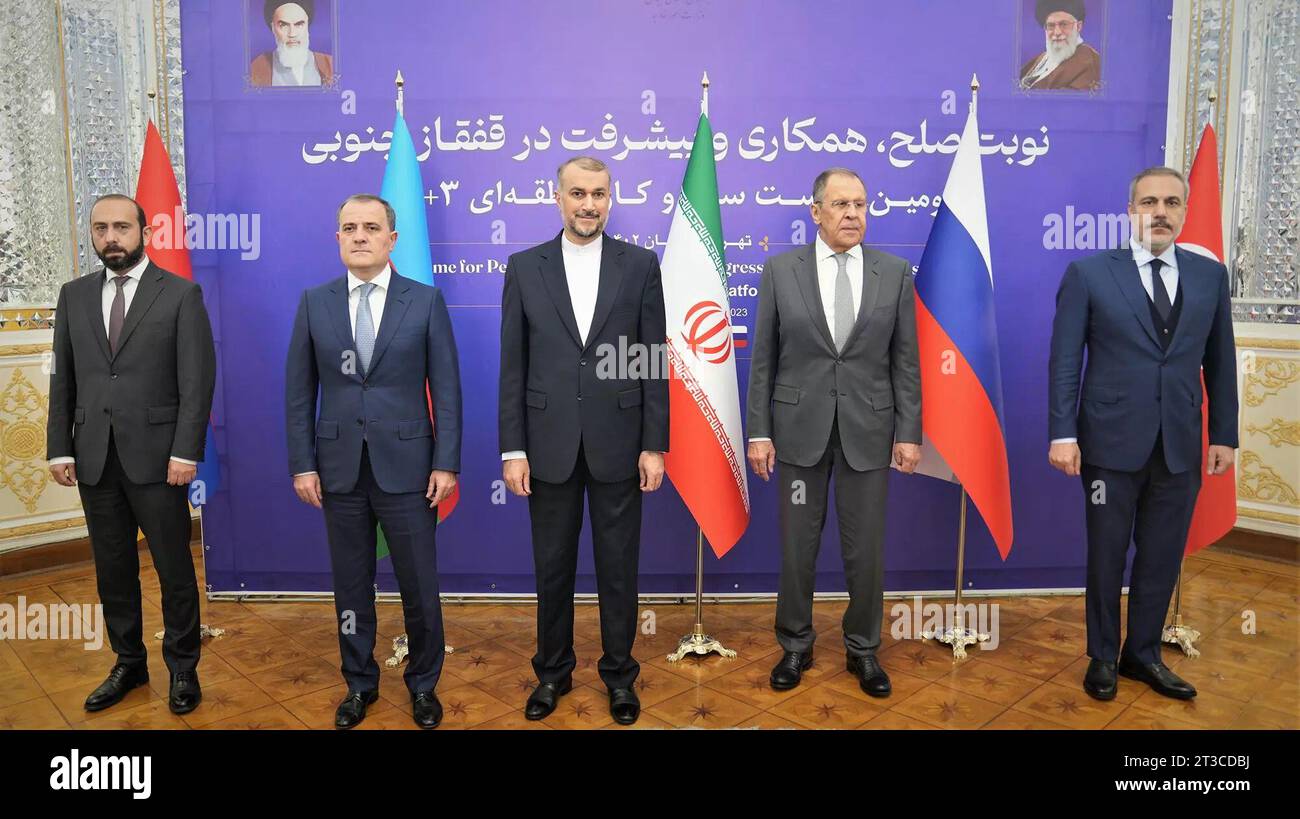 Teheran, Iran. Oktober 2023. (L-R) der armenische Außenminister ARARAR MIRZOYAN, der aserbaidschanische Außenminister JEYHUN BAYRAMOV, der iranische Außenminister HOSSEIN AMIR ABDOLLAHIAN, der russische Außenminister SERGEI LAWROW und der türkische Außenminister HAKAN FIDAN, die sich während eines Treffens zur Erörterung der Fragen der Südkaukasusregion in TEHERAN für ein Gruppenbild ausgeben. Die Gespräche kommen vor dem Hintergrund von Spannungen im Nahen Osten und ungelösten Streitigkeiten zwischen Armenien und Aserbaidschan, die letzten Monat in Berg-Karabach eine Blitzoffensive gegen armenische Separatisten eingeleitet haben. (Kreditbild: © Iranian Foreig C Stockfoto