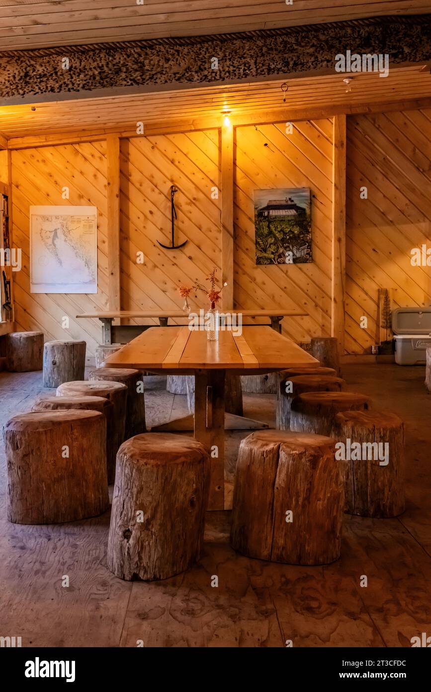 Neues Restaurant, mit kreativem Dekor und wunderbaren Bio-Gerichten, an der alten Rose Harbour Waling Station im Gwaii Haanas National Park Reserve, Haida Stockfoto