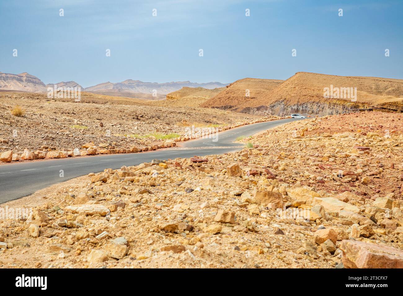 Straße durch Makhtesh Ramon, Erosionskraterlandschaft Panorama, Negev Wüste, Israel Stockfoto