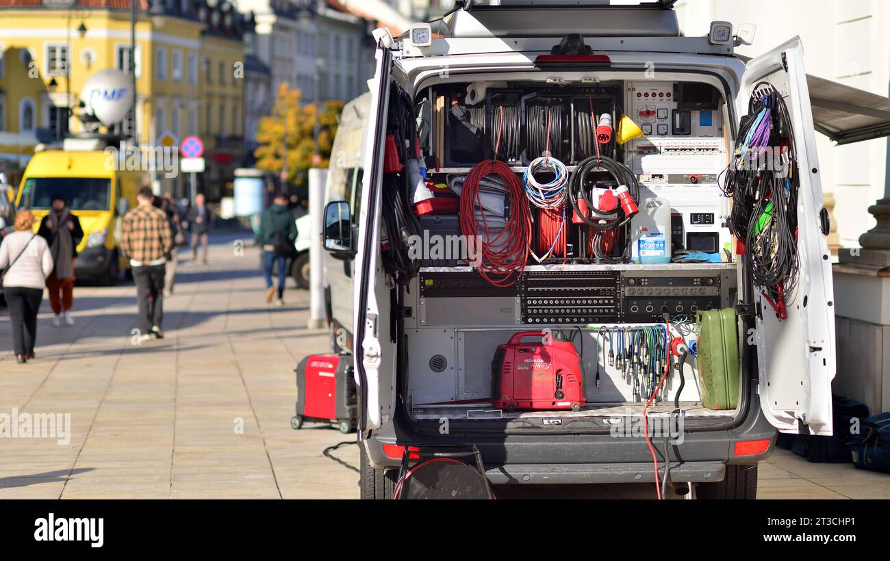 Warschau, Polen. 24. Oktober 2023. TV-Nachrichten-Auto. Sondertransport für Reporter. Mobilfernsehen im Präsidentenpalast, um ein Signal zu senden. Live Stockfoto