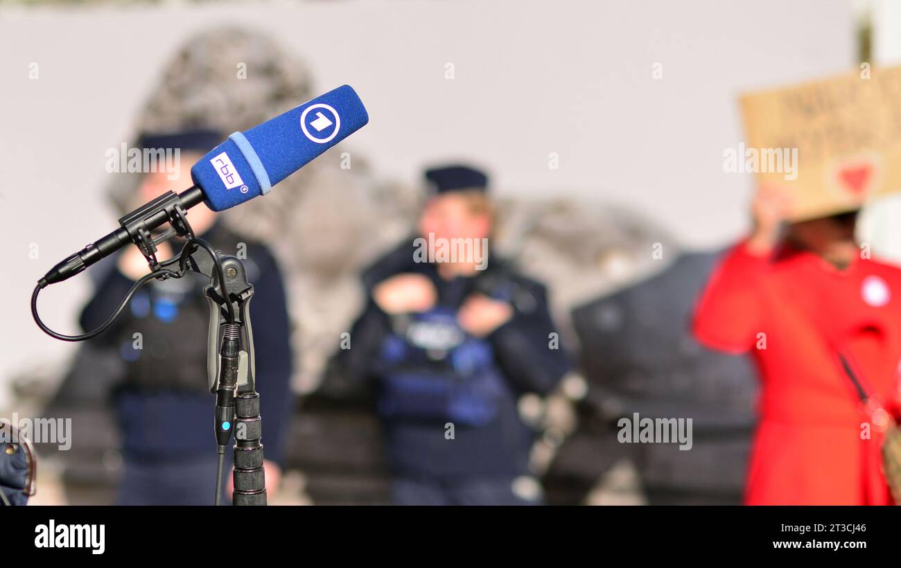 Warschau, Polen. 24. Oktober 2023. Mikrofon mit dem Logo des Fernsehsenders. Schild RBB. ARD. Stockfoto