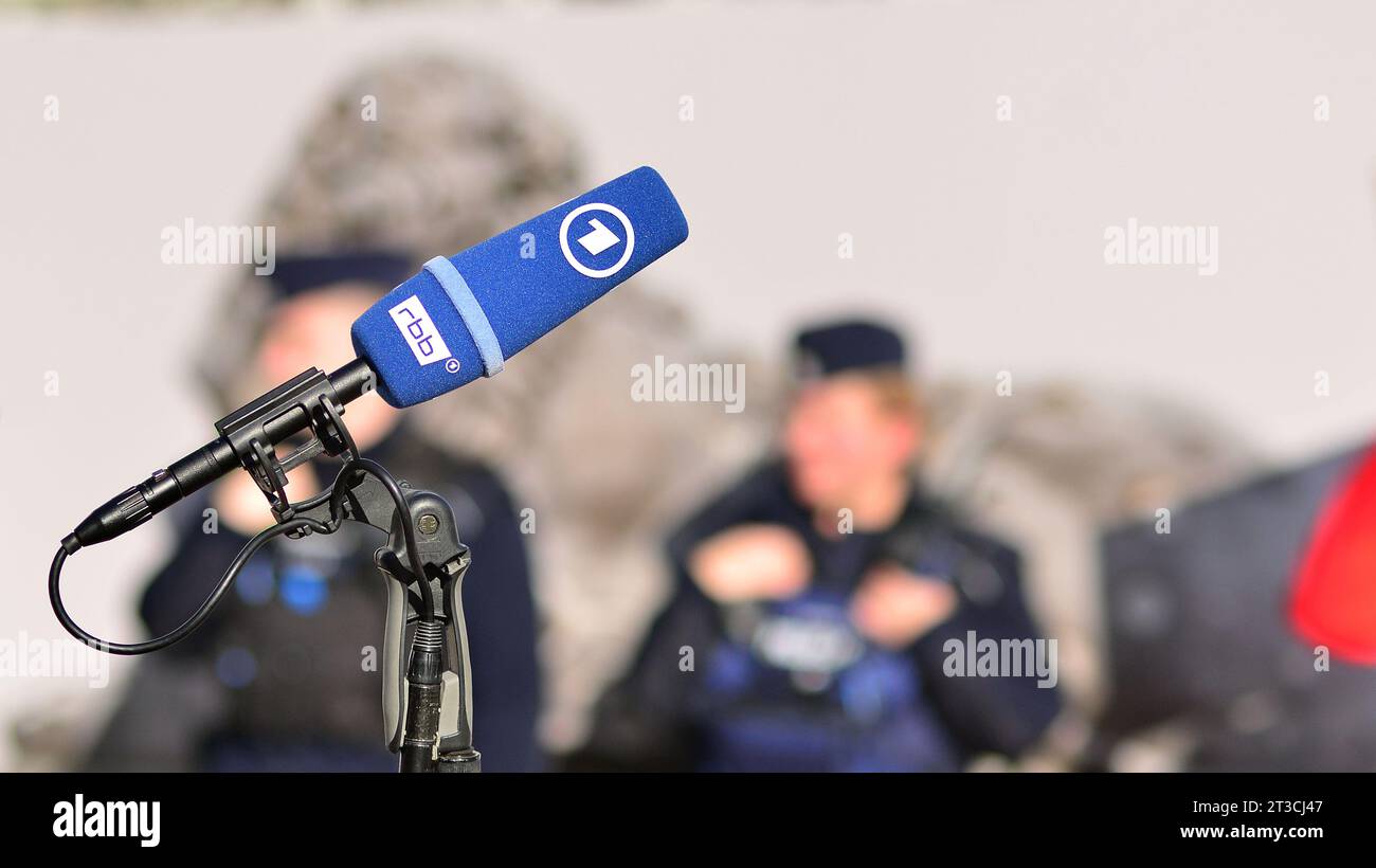 Warschau, Polen. 24. Oktober 2023. Mikrofon mit dem Logo des Fernsehsenders. Schild RBB. ARD. Stockfoto