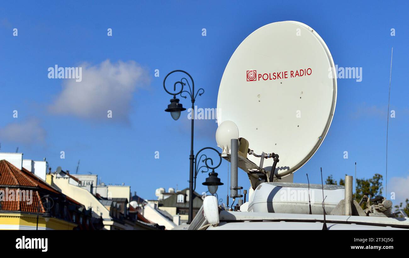 Warschau, Polen. 24. Oktober 2023. TV-Nachrichten-Auto. Sondertransport für Reporter. Mobilfernsehen im Präsidentenpalast, um ein Signal zu senden. Live fr Stockfoto