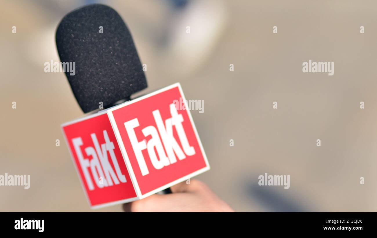 Warschau, Polen. 24. Oktober 2023. Mikrofon mit dem Logo des Fernsehsenders. Schild Fakt. Stockfoto