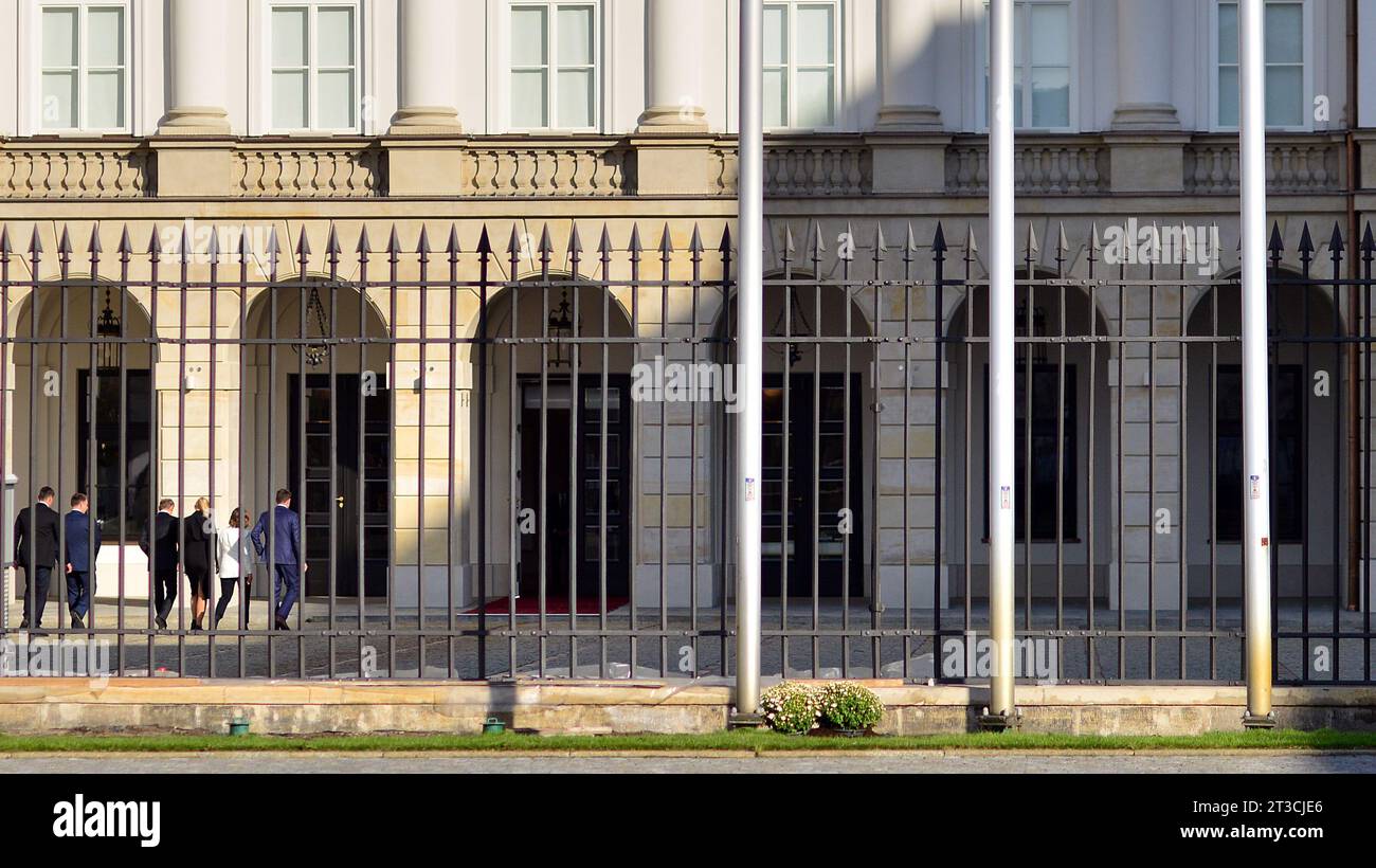 Warschau, Polen. 24. Oktober 2023. Eine Delegation der größten Oppositionspartei, angeführt von Donald Tusk, besucht den Präsidentenpalast zur Konsultation Stockfoto