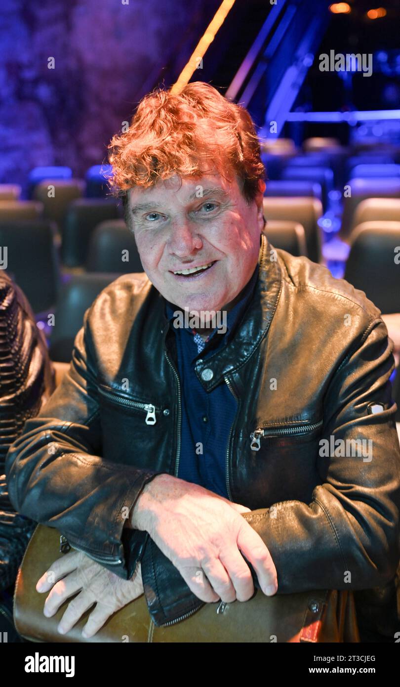 Berlin, Deutschland. Oktober 2023. Sänger Frank Schöbel bei der Buchpräsentation 'Schluss mit dem Yeah Yeah Yeah? Die Beatles und die DDR im Kesselhaus in der Kulturbrauerei. Das Buch konzentriert sich auf den Einfluss der Beatles auf die ostdeutsche Musiklandschaft. Quelle: Jens Kalaene/dpa/Alamy Live News Stockfoto