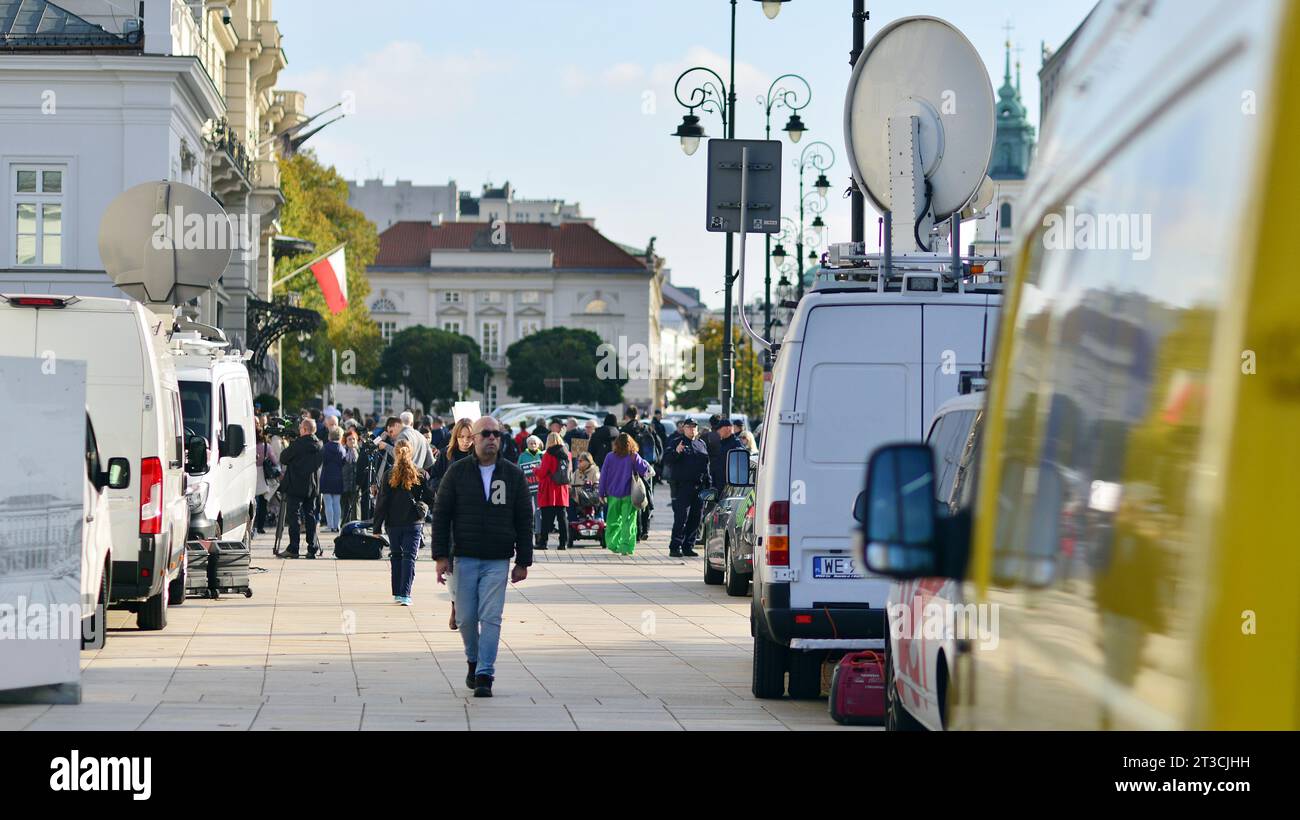 Warschau, Polen. 24. Oktober 2023. TV-Nachrichten-Auto. Sondertransport für Reporter. Mobilfernsehen im Präsidentenpalast, um ein Signal zu senden. Live Stockfoto