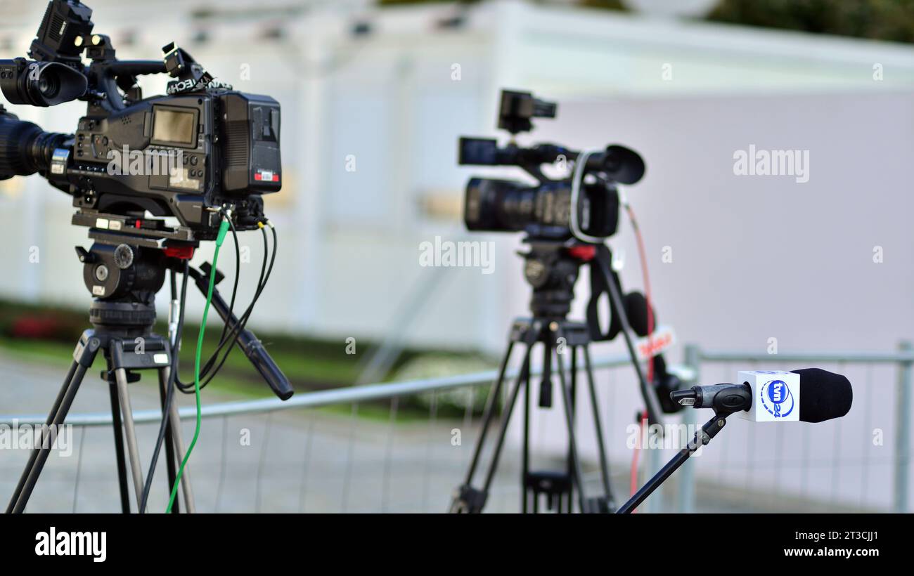 Warschau, Polen. 24. Oktober 2023. TV-Senderkamera unter dem Präsidentenpalast. Stockfoto