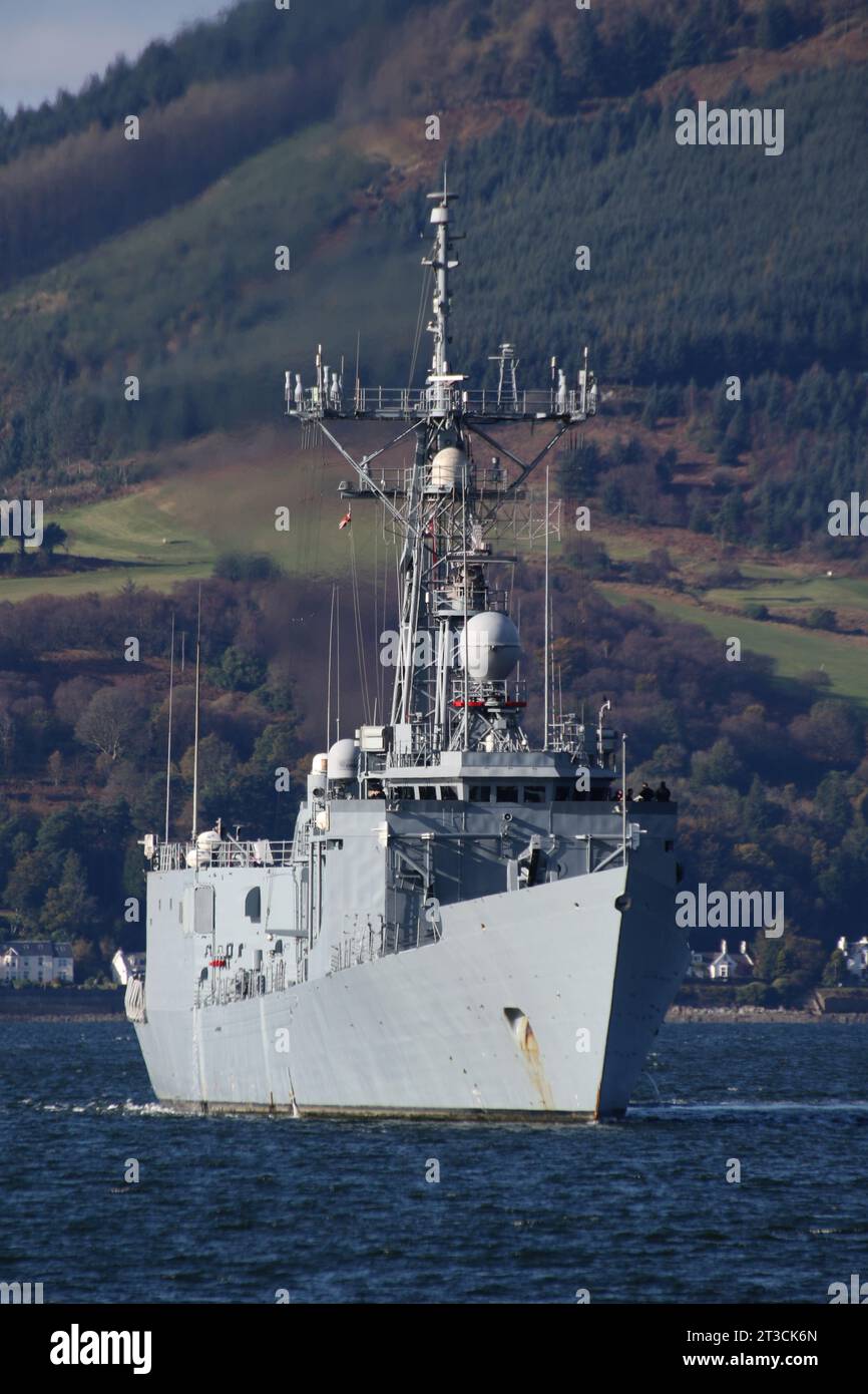 ORP Generał Kazimierz Pułaski (272), eine von der polnischen Marine betriebene Raketenfregatte der Oliver Hazard Perry-Klasse, die Gourock bei ihrer Ankunft zur Übung Joint Warrior 23-2. Dieses Schiff diente zuvor in der US Navy als USS Clark (FFG-11) von 1980 bis 2000, als sie in die polnische Marine versetzt wurde. Stockfoto