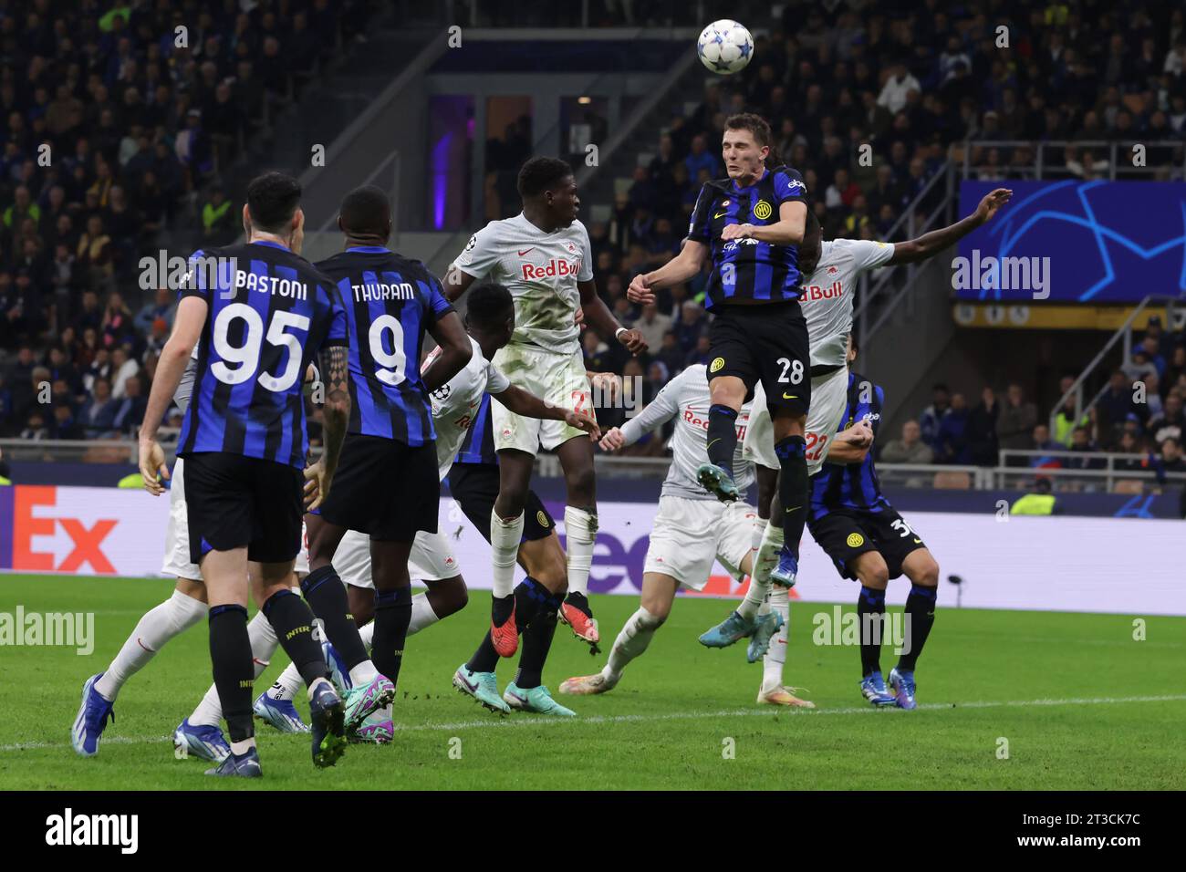 Mailand, Italien. Oktober 2023. Benjamin Pavard vom FC Internazionale führt beim UEFA Champions League-Spiel in Giuseppe Meazza, Mailand, den Ball vor Oumar Solet des FC Salzburg. Der Bildnachweis sollte lauten: Jonathan Moscrop/Sportimage Credit: Sportimage Ltd/Alamy Live News Stockfoto