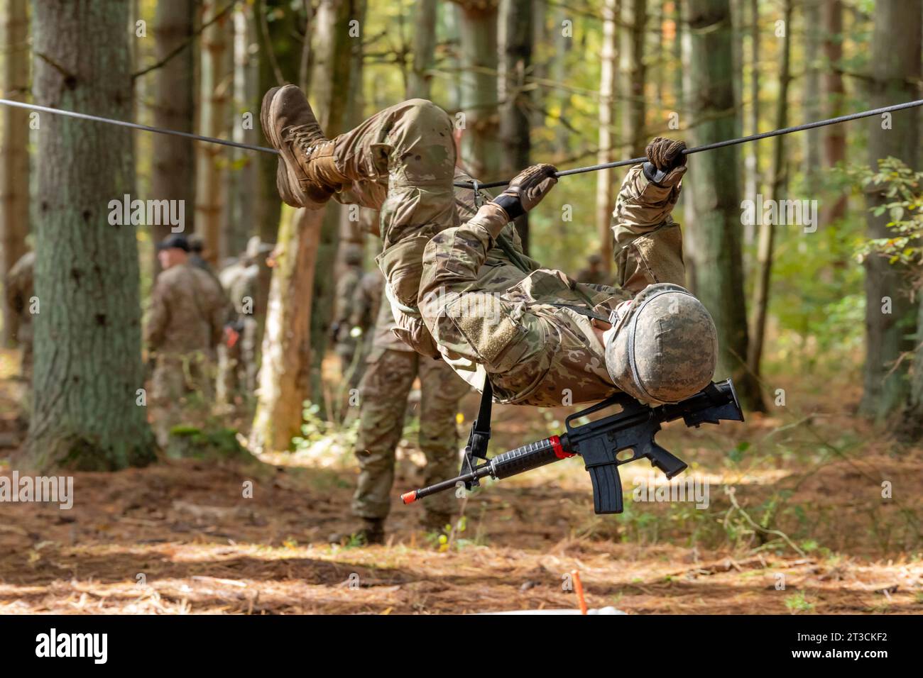 Unidentifizierte Armeesoldaten trainieren, um eine tiroler Seilquere zu überqueren. Stockfoto