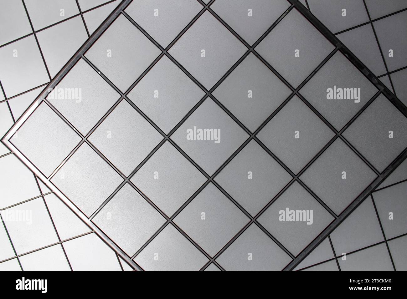 Deckendesign aus verzerrten geometrischen Mustern Stockfoto