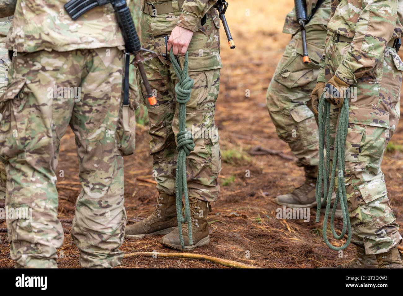 Mehrere Armeesoldaten stehen mit einem Seil in der Hand. Stockfoto