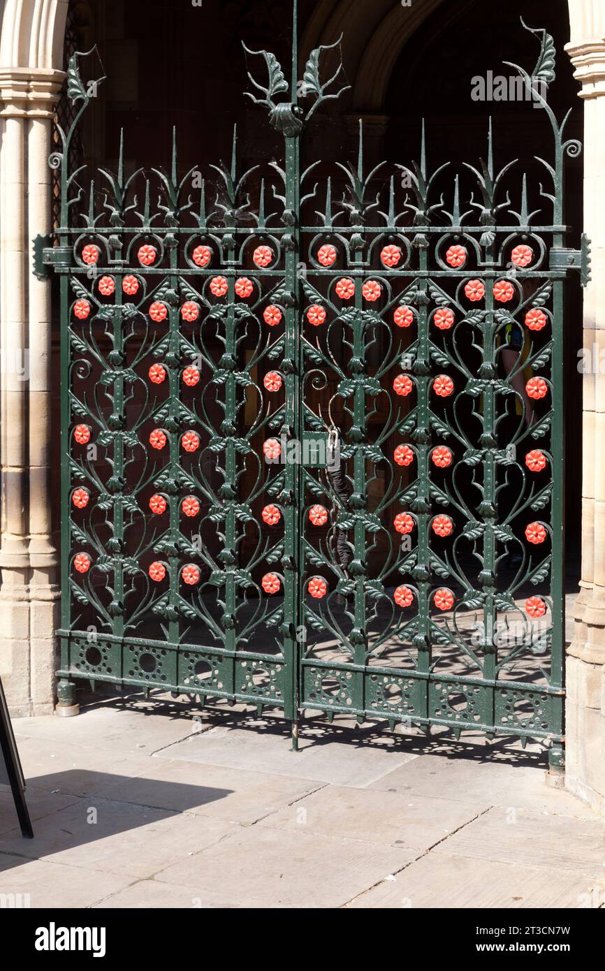 Eingangsportal zur Kathedrale von Manchester, mit Tor mit der roten Rose von Lancashire Stockfoto