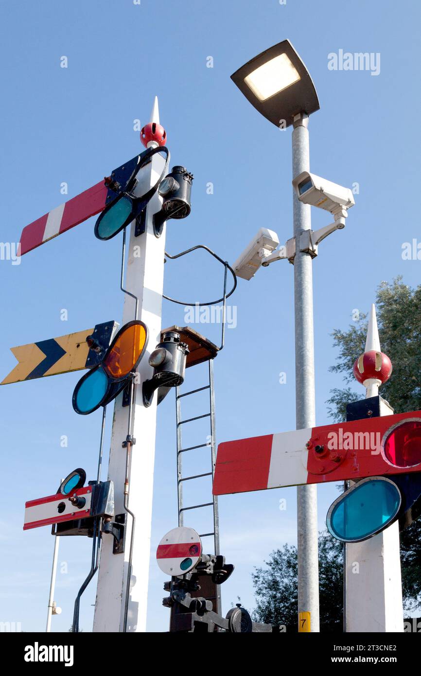 Erhaltene historische Bahnsemaphore-Signale an der Irlam Station, Greater Manchester Stockfoto
