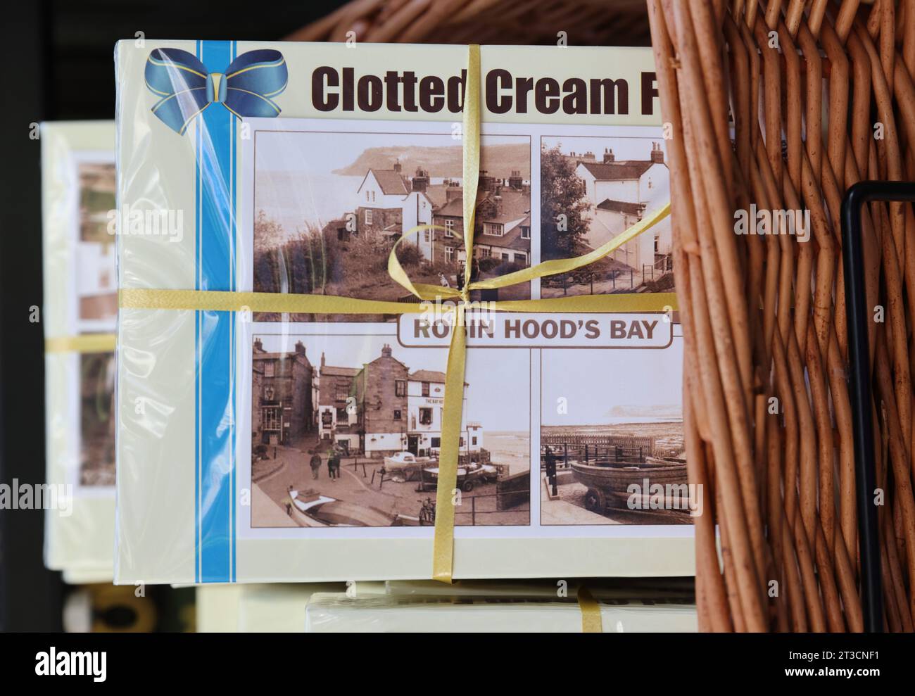 Das malerische alte Fischerdorf Robin Hood's Bay liegt an der Heritage Coast der North Yorkshire Moors, Großbritannien Stockfoto
