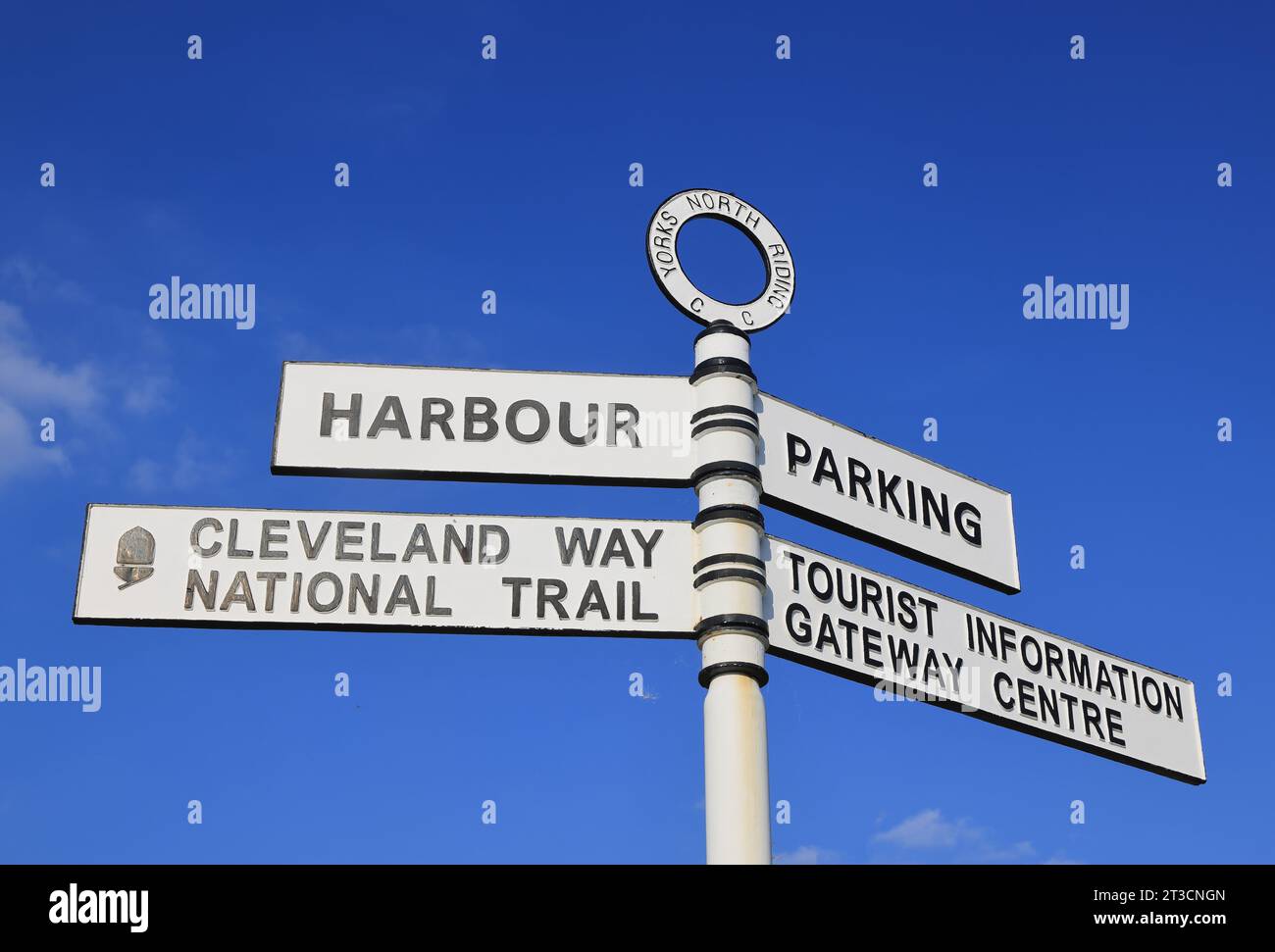 Das hübsche Fischerdorf Staithes, in der Nähe von Whitby und Heimat einer Künstlergemeinde, ein beliebtes Touristenziel, in North Yorkshire, Großbritannien Stockfoto