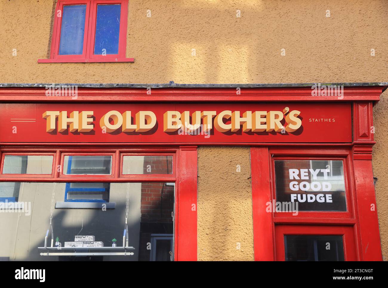 Das hübsche Fischerdorf Staithes, in der Nähe von Whitby und Heimat einer Künstlergemeinde, ein beliebtes Touristenziel, in North Yorkshire, Großbritannien Stockfoto