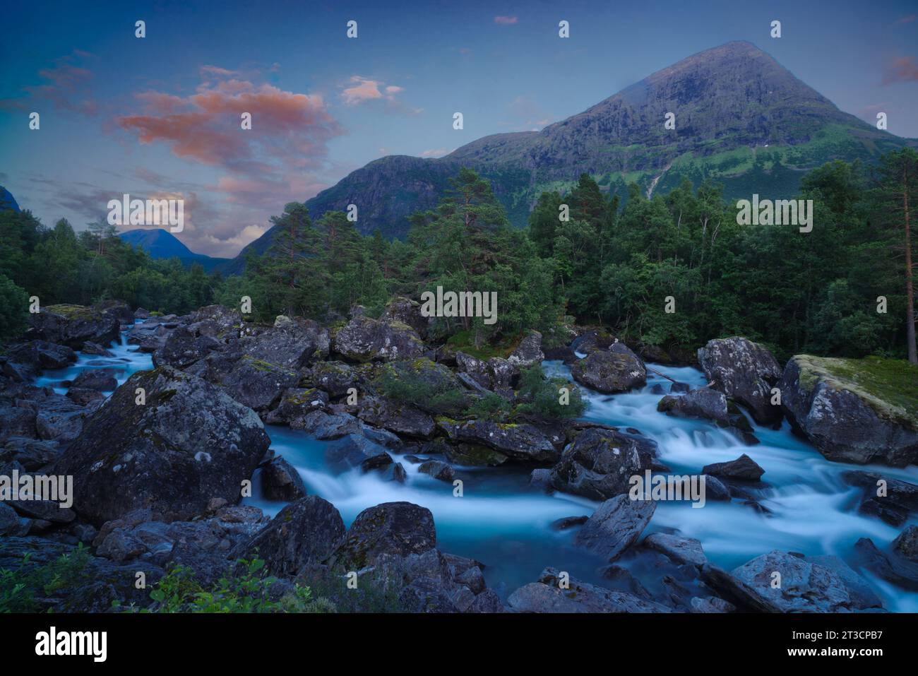 Valldola in Norwegen, entlang der Fv63, einer nationalen Touristenroute, die auch zum berühmten Trollstigen führt. Stockfoto