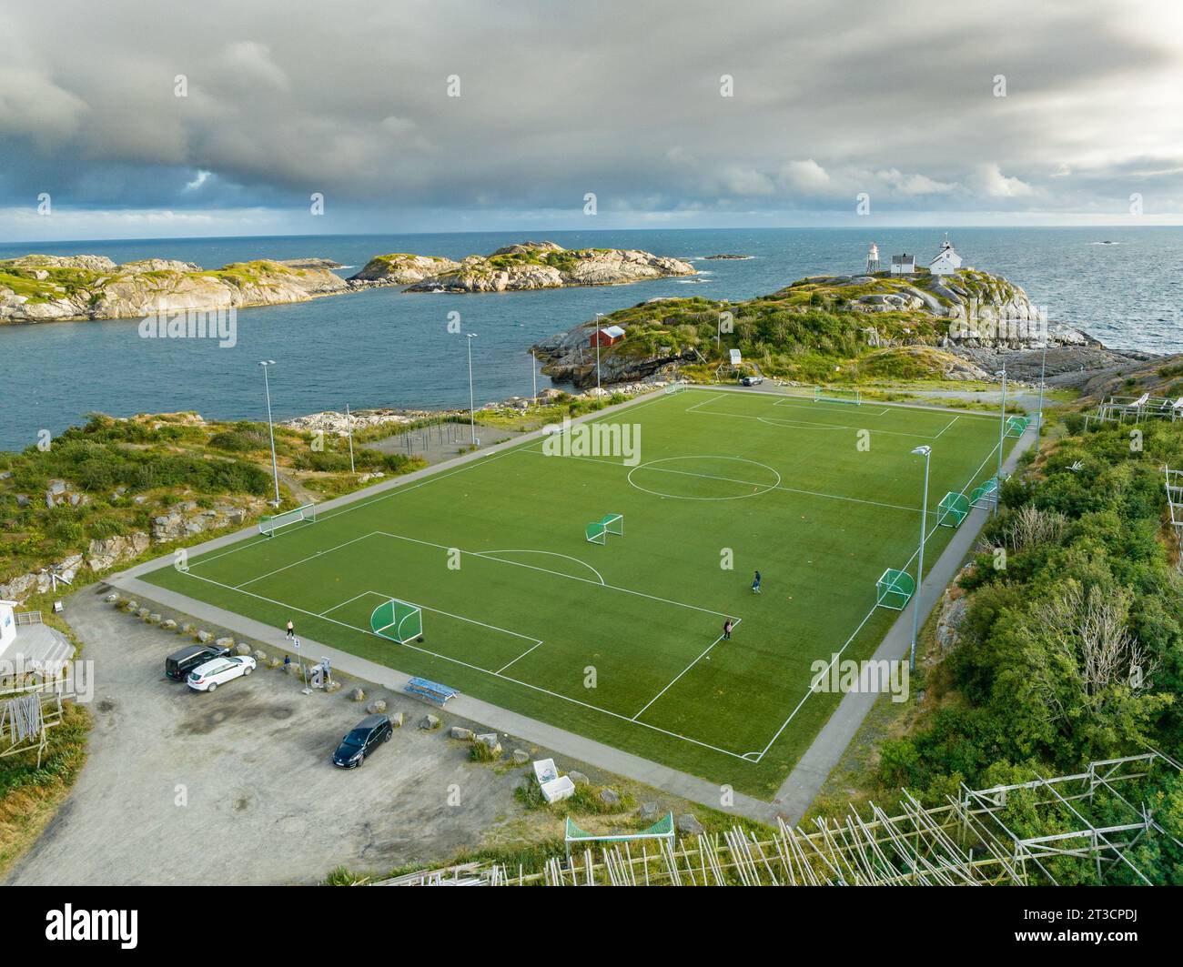 Aus der Vogelperspektive des berühmten Fußballstadions Henningsvaer auf den Lofoten, Norwegen Stockfoto