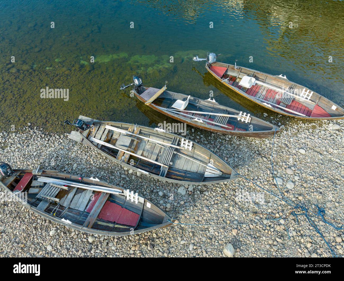 Mehrere Ruderboote liegen entlang des Namsen-Flusses in Norwegen Stockfoto