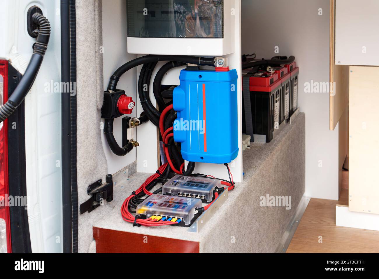 Elektroinstallation, Ladegeräte, Sicherungen in einem selbstgebauten, umgerüsteten Minibus in Mobilheim, Wohnmobil Stockfoto