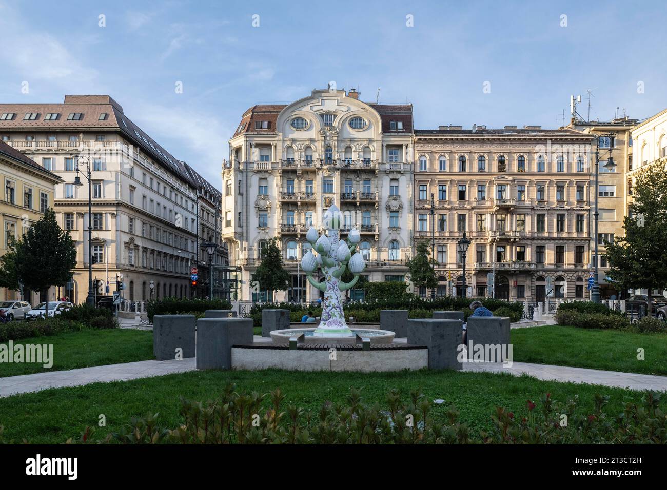 Brunnen vor dem alten Gebäude in der Altstadt, Budapest, Ungarn, Europa Stockfoto