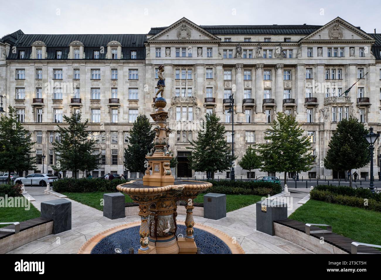 Brunnen vor dem alten Gebäude in der Altstadt, Budapest, Ungarn Stockfoto