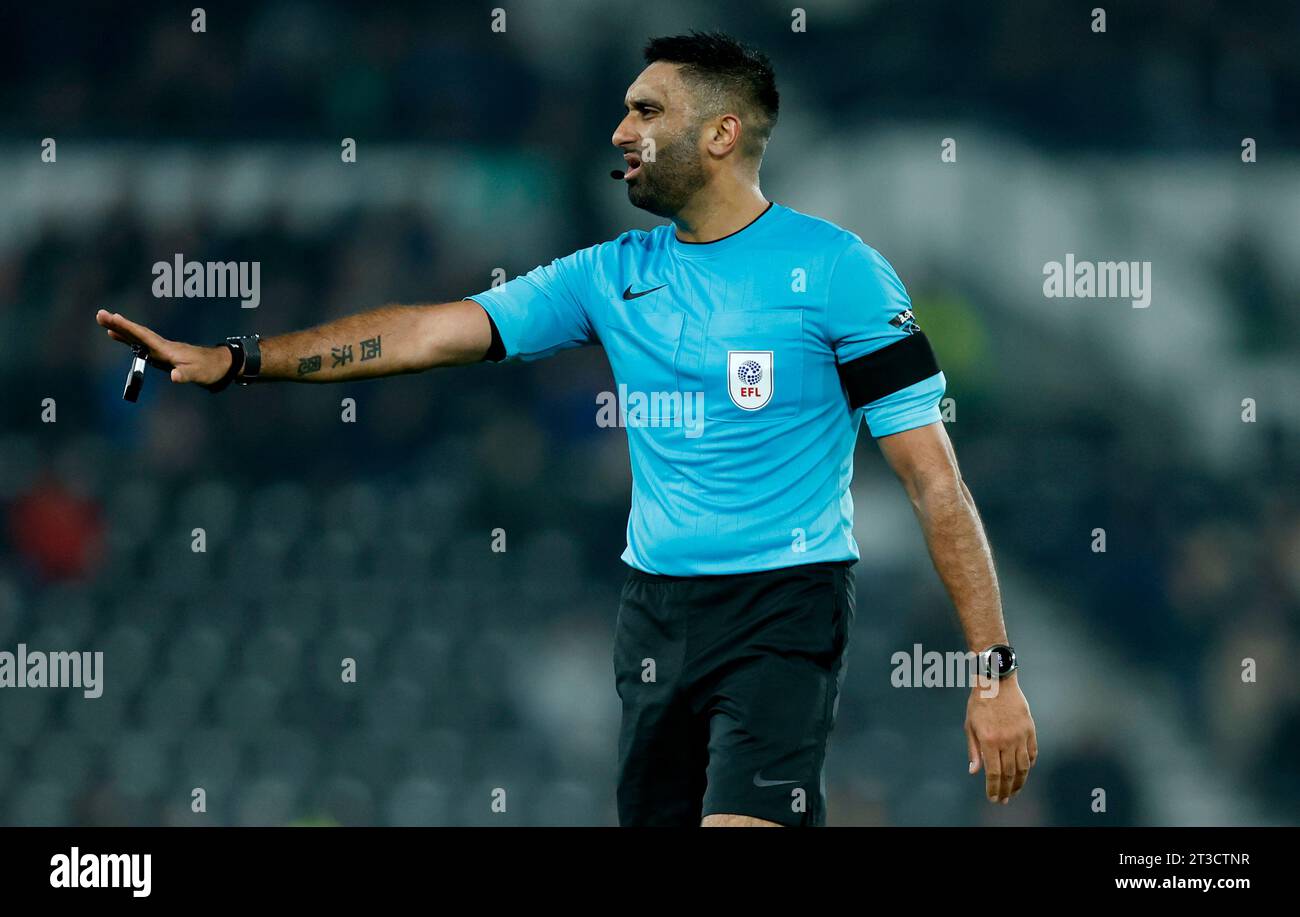 Schiedsrichter Sunny Singh Gill während des Spiels der Sky Bet League One im Pride Park, Derby. Bilddatum: Dienstag, 24. Oktober 2023. Stockfoto