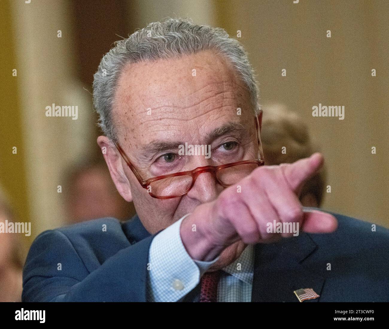 Chuck Schumer, D-NY, spricht auf einer Pressekonferenz nach dem wöchentlichen Caucus-Mittagessen im US-Kapitol in Washington, DC am Dienstag, den 24. Oktober 2023. Die demokratischen Senatoren sprachen über die Hilfspakete für Israel, die Ukraine und die südliche US-Grenze. Foto: Pat Benic/UPI Credit: UPI/Alamy Live News Stockfoto