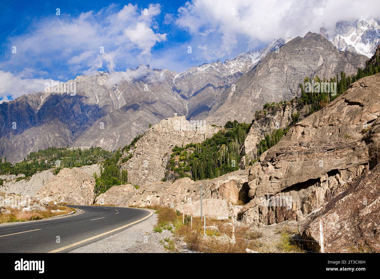 Karakoram Mountains und Karakoram Highway in Upper Hunza, Pakistan. Stockfoto