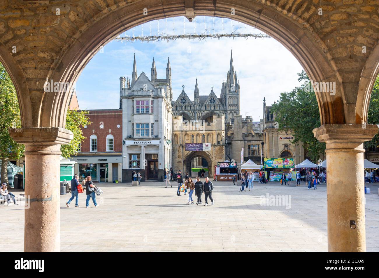 Blick auf den Cathedral Square und Peterborough Kathedrale von der Guildhall (Butter), Peterborough, Cambridgeshire, England, Vereinigtes Königreich Stockfoto