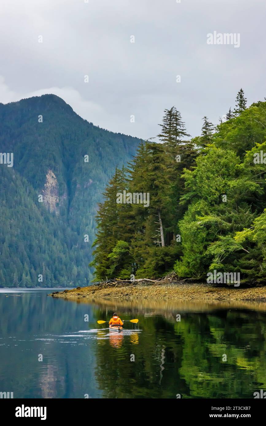 Frau Kajakfahren in der schwimmenden Lodge der Moresby Explorers im Gwaii Haanas National Park Reserve, Haida Gwaii, British Columbia, Kanada [kein Model r Stockfoto