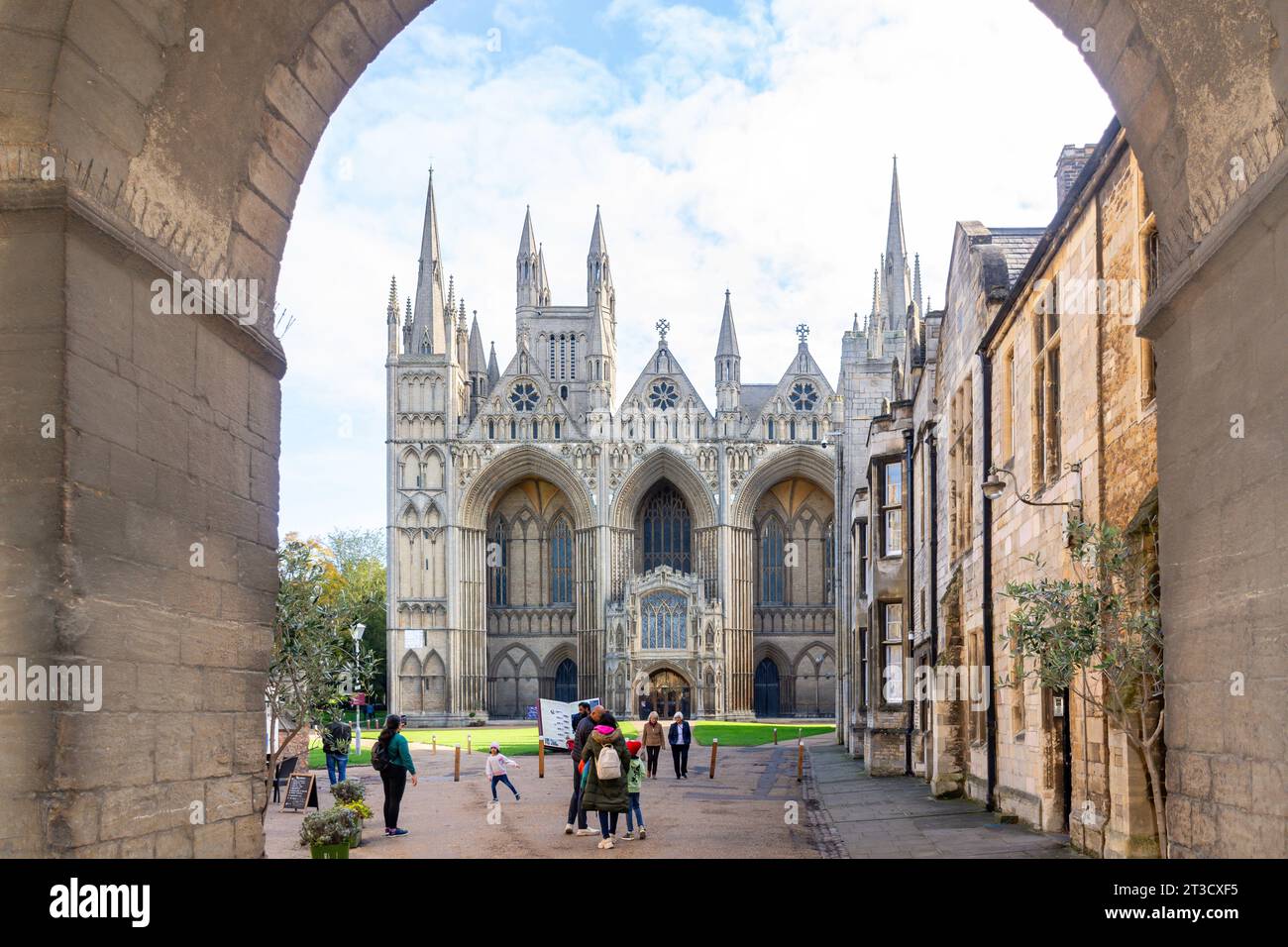 Westfront der Peterborough Cathedral durch das Eingangstor, Peterborough, Cambridgeshire, England, Großbritannien Stockfoto