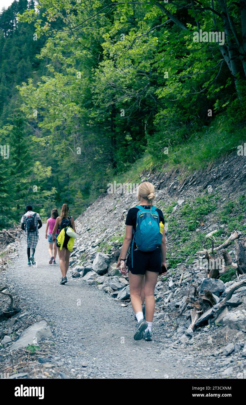 Kandersteg, Schweiz–Aug 3,2023: Ein weißes Mädchen auf einem Wanderweg in den Alpen Stockfoto