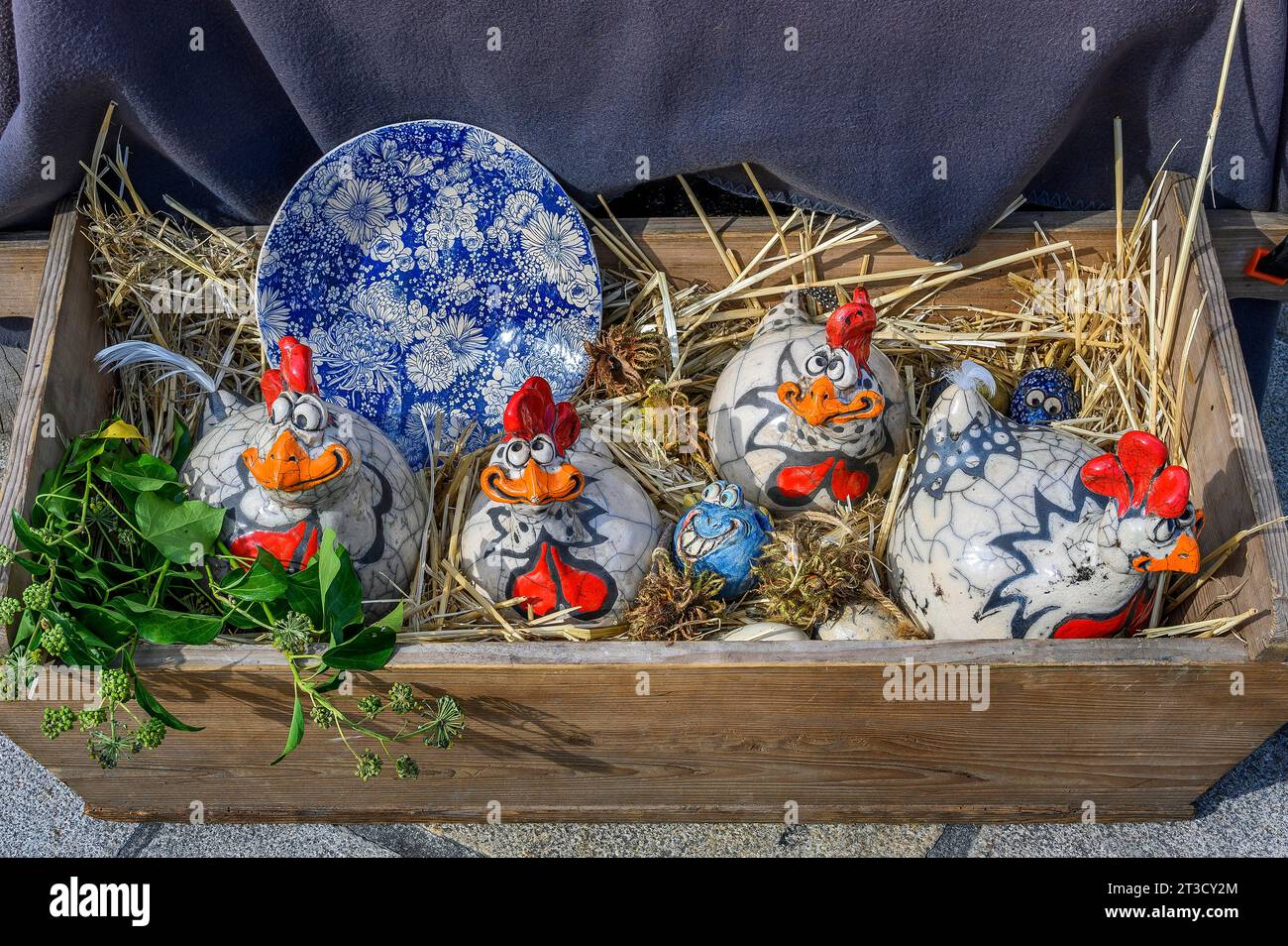 Lustige Keramikhühner auf dem Töpfermarkt, Kempten, Allgäu, Bayern, Deutschland Stockfoto