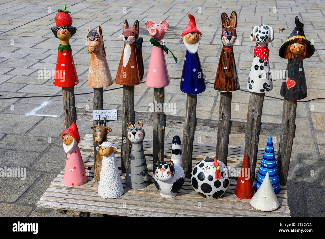 Keramikfiguren -Zaunhocker- auf dem Töpfermarkt, Kempten, Allgäu, Bayern, Deutschland Stockfoto