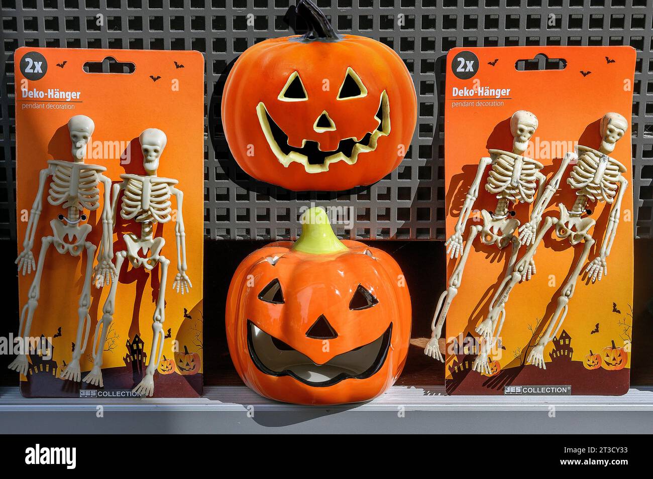Schaufenster mit Halloween-Artikeln, Skeletten und Kürbissen, Allgaeu, Bayern, Deutschland Stockfoto