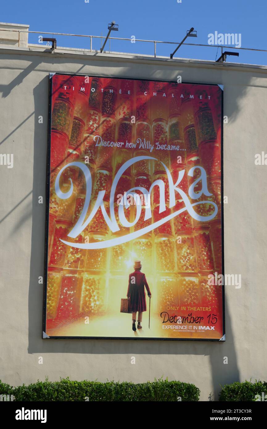 Burbank, Kalifornien, USA 20. Oktober 2023 Wonka Reklametafeln bei Warner Bros Studios am 20. Oktober 2023 in Burbank, Kalifornien, USA. Foto: Barry King/Alamy Stock Photo Stockfoto