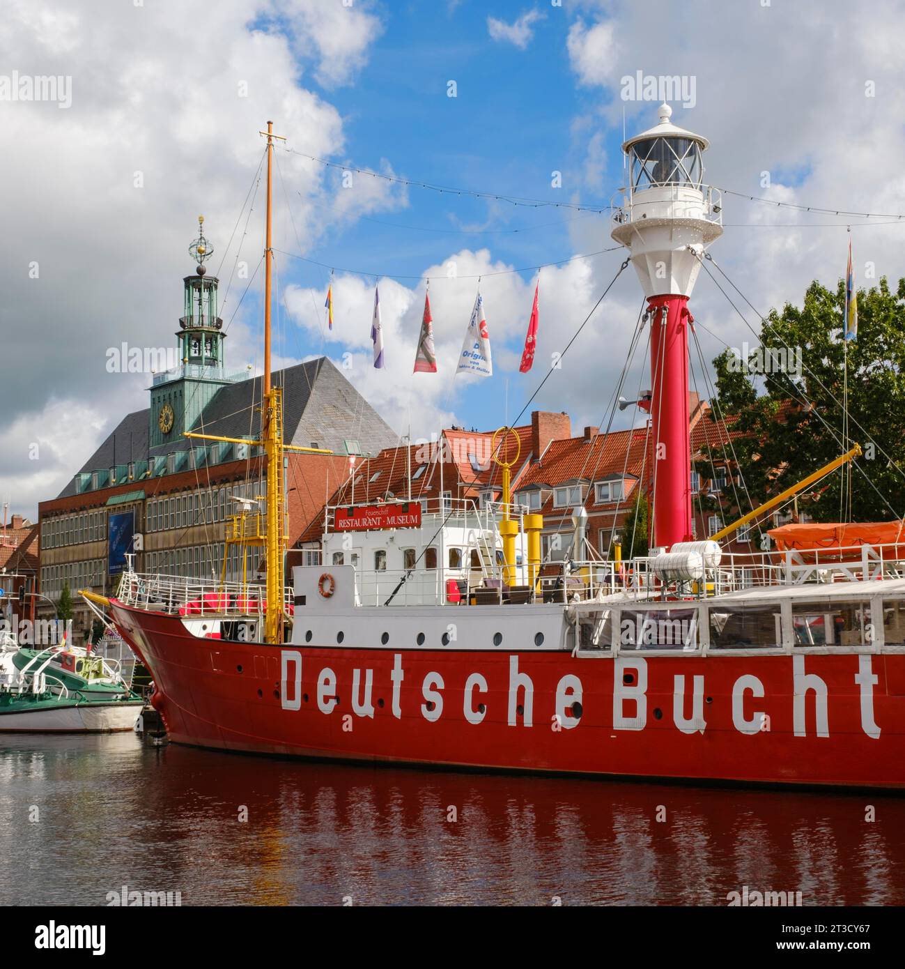Museumsschiff Amrumbank Deutsche Bucht und Rathaus, Ratsdelft, Emden, Ostfriesland, Niedersachsen, Deutschland Stockfoto