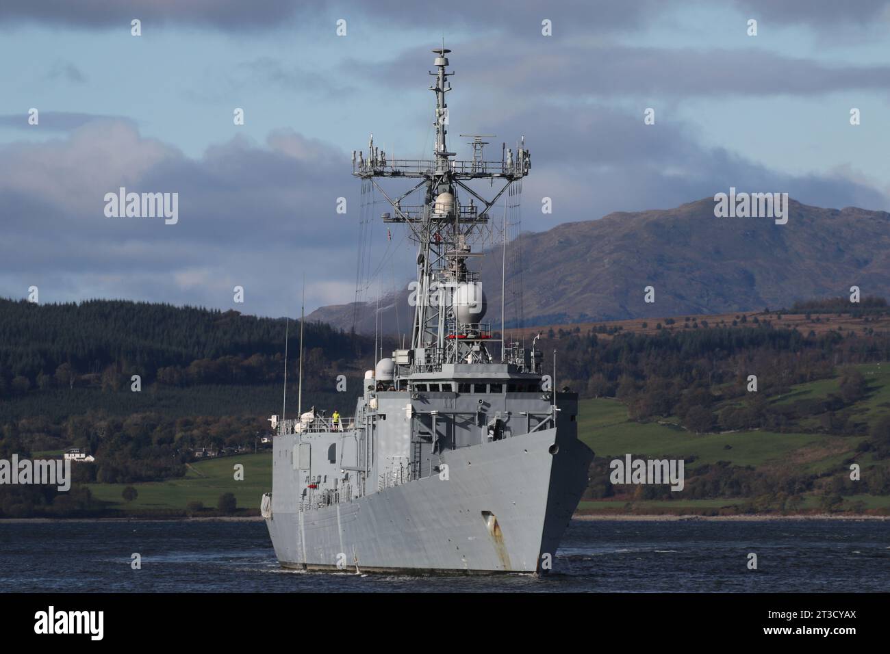 ORP Generał Kazimierz Pułaski (272), eine von der polnischen Marine betriebene Raketenfregatte der Oliver-Hazard-Perry-Klasse, die bei ihrer Ankunft an Greenock vorbeifuhr. Dieses Schiff diente zuvor in der US Navy als USS Clark (FFG-11) von 1980 bis 2000, als sie in die polnische Marine versetzt wurde. Stockfoto